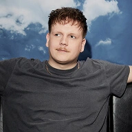 Diffrent Diffrent, house- en UK garage DJ/producer, draait een energieke set.