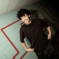Emvae Emvae, house DJ/producer met disco- en garage-invloeden, verzorgt een dansbare set.