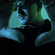 Ollie Lishman Ollie Lishman, DJ/producer met een mix van house, techno en trance, draait een dynamische set.